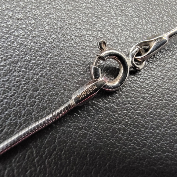 Hello Kitty Diamond Pavé Pendant White Gold Plated on 925 Snake Chain - Picture 5 of 5